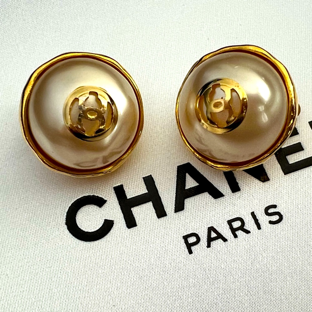 CHANEL Vintage CC logo COCO Mark clip on Earrings Gold X Pearl Authentic